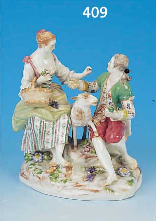 PORZELLANFIGUR, MEISSEN, UM 1910/20, PORZELLAN, 19 X 17 X 12 CM, LIEBESPAAR MIT SCHAF, BEMALT, Z.T. REST.