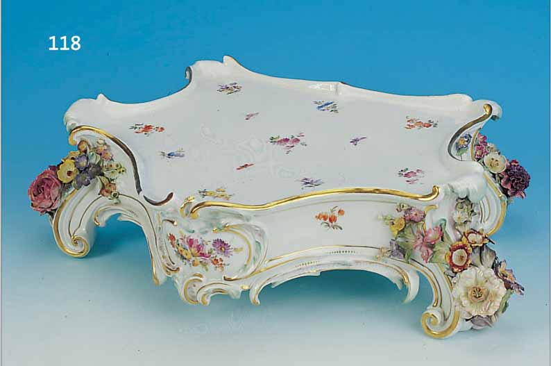 SOCKEL, MEISSEN, UM 1860/70, PORZELLAN, SCHöNE BEMALUNG VON BUNTEM STREUBLüMCHENDEKOR,AN DEN FüSSEN REICH APPLIZIERTE GROßEN BLüTEN UND ...