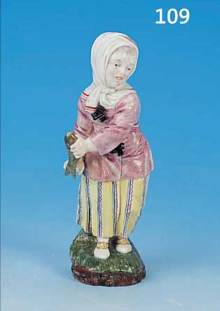 PORZELLANFIGUR, HöCHST, 18. JH., H. 13.5 CM,FRAU MIT FISCH, Z.T. REST., SAMMELWüRDIG
