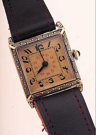 HERRENARMBANDUHR, DEUTSCHLAND UM 1932, GG 585/000-CARREE-GEH., LüNETTE U. BANDANST. IM MäANDERMUSTER BLAU EMAILL., SCHARNIERB., VERG. ...