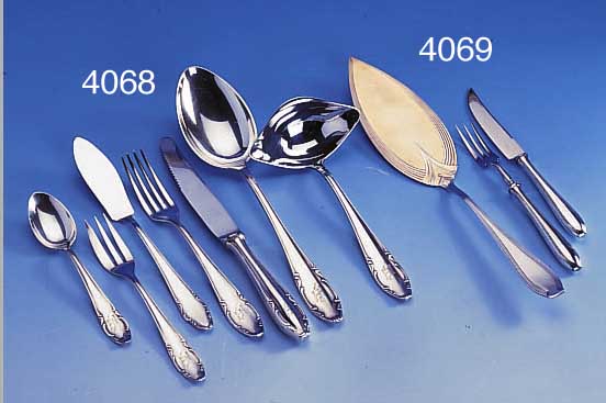 68-TEILIGES BESTECK, 90ER SILBERAUFLAGE, CA. 30ER JAHRE, BAROCKSTIL, BEST. AUS 12 GR. MESSERN, 12 GABELN, 11 LöFFEL, 6 ...