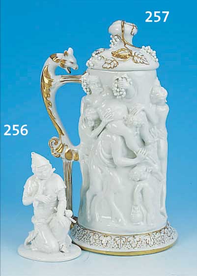 DECKELKRUG, WOHL BöHMEN, UM 1900/20, PORZELLAN, H. 31 CM, UMLAUFEND RELIEFIERT, L. REST.