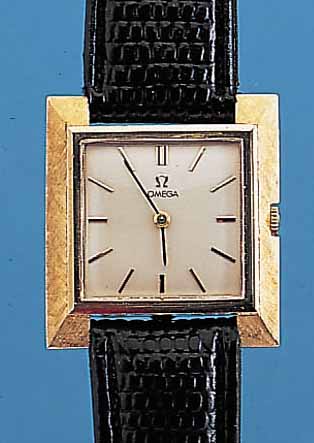 OMEGA HERRENARMBANDUHR, REF.-NR. D6677, SCHWEIZ/USA UM 1964, GG 585/000, CARREE-FORM, LüNETTE MATT., BODEN GEDR., MATT VERS. BLATT, AUFWEND. ...