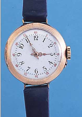 DAMENARMBANDUHR AUS DAMENTASCHENUHR, SCHWEIZUM 1905 (UMBAU CA. 1930), RG 585/000, BODEN GUILL., EMAILBL. AUßEN ROT 5-60, METALLCUV., MATT VERG. ...