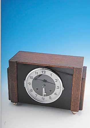 TISCHUHR ART DECO, DEUTSCHLAND UM 1938, EICHE DUNKEL, HALBSTD.-SCHLAG, METALLLüNETTE U. ZEIGER VERCHR., 8-TAGE-WERK, VOLLPLATINIGESWERK M. ...