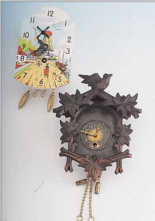 KONVOLUT: 1 SCHWARZWALDWANDüHRCHEN WINTER- MANTEL, HOLZ GESCHN., 1-TAGE-WERK, STIFTEN- ANKERGANG, SCHLüSSEL U. PENDEL ANBEI, MAßE CA.13 X 10 ...