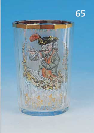 BECHERGLAS, BöHMEN, UM 1890/1900, SOG. ZWISCHENGLAS, FACETTIERT, ZWISCHEN DEN SCHICH-TEN BUNT BEMALT, UMLAUFEND SCHöNE ROKOKOSZE- NEN VON ...