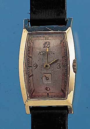 MOVADO HERRENARMBANDUHR CURVIPLAN, REF.-NR. 61810, SCHWEIZ/USA UM 1938, GG-FILLED, TONNEN-FORM, BODEN GEDR., ORIG.-BLATT ALTERSBED. FL., KL. ...