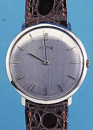 CORUM HERRENARMBANDUHR, REF.-NR. 5425420/7, SCHWEIZ UM 1964, EDELST., FLACH, BODEN U. GLASR. GEDR., BLATT PROV. REST., 18 ST., RUNDANKERW. ...