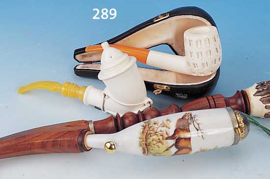 KONVOLUT AUS DREI PFEIFEN, DEUTSCH, 20. JH., BEST. AUS: PORZELLANKOPFPFEIFE, IM STIL DES 19. JH., BUNTE BEMALUNG VON RöHRENDEM HIRSCH, ...