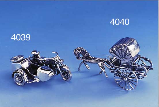 SILBERMINIATUR "PFERDEKUTSCHE", 925ER SILBER, VOLLPLASTISCHE DARSTELLUNG, RäDER BEWEGLICH, L. GEBR.-SP., CA. 9 X 2.5 CM
