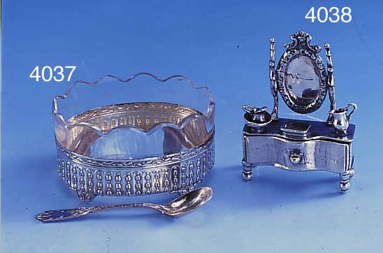 SILBERMINIATUR "FRISIERTISCH", 925ER SILBER, VOLLPLASTISCHE DARSTELLUNG, SPIEGEL VER- BEULT, GEBR.-SP., SCHUBLADE ZU öFFNEN, CA. ...