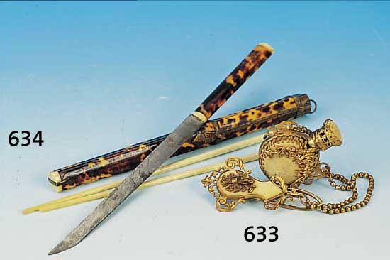 EßBESTECK, CHINA, UM 1880, SCHILDPATT MIT ELFENBEIN, L. 27 CM, DREITEILIG, EIN TEIL FEHLT
