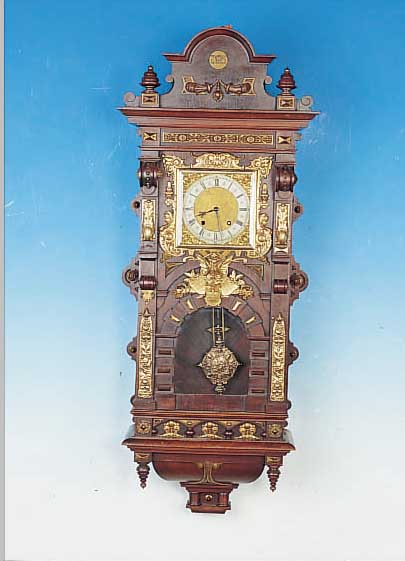 WANDUHR LENZKIRCH UM 1895, REICH VERZIERTES HOLZGEHäUSE, DEKORATIV MIT MESSINGAPPLIKEN BE-SETZT, HISTORISMUS, SCHWUNGBEREICH DES PENDELSIN ...