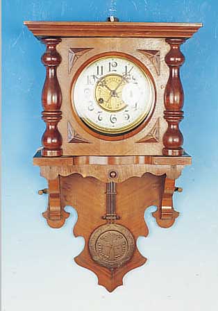 WANDUHR, DEUTSCH UM 1900, SOG. FREISCHWINGERVERZIERTES HOLZGEHäUSE, AUFSATZ FEHLT, 3-SEI- TIG VERGLAST, BEIGEFARBENER EMAILZIFFERRING, ...