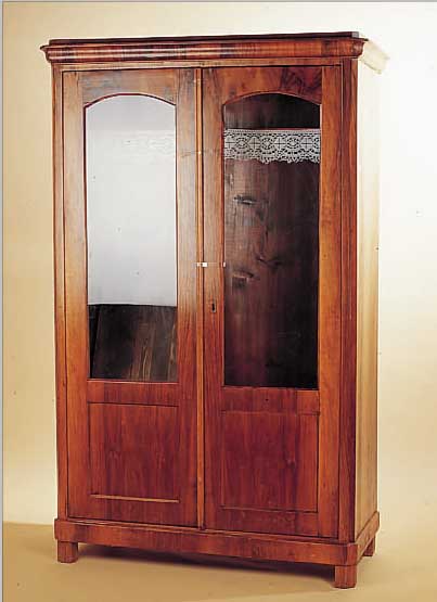 SCHRANK, DEUTSCH, UM 1880/90, NUßBAUMFURNIER AUF WEICHHOLZ, GLASEINSäTZE SPäTER, ALTERS- UND ...
