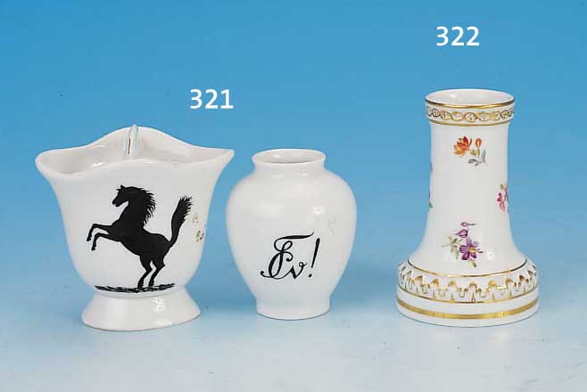 ZWEI TEILE STUDENTIKA, DEUTSCH, UM 1870, PORZELLAN, 1X KLEINE VASE, VORDERSEITE MIT SCHRIFTZEICHEN, 1X SOG. SCHNURBARTTASSE, ...