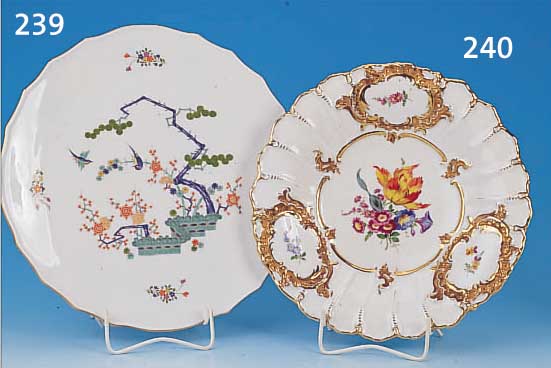 PRUNKSCHALE, MEISSEN, UM 1860, , PORZELLAN, D. 29.5 CM, MITTIG MIT GROßEN BLUMENBOUQUET, BEMALT, GOLDSTAFFAGE Z.T. BERIEBEN