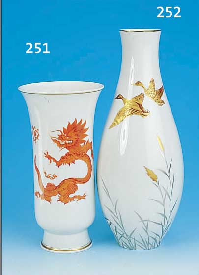 GROßE VASE, MEISSEN, 60ER JAHRE, PORZELLAN, H. 34.5 CM, ROTER DRACHENDEKOR, GOLDRäNDER AM FUß L. REST.
