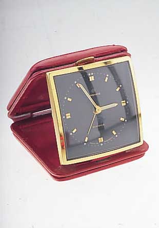 JUNGHANS ETUI/REISEWECKER, DEUTSCHLAND UM 1960, METALL VERG., AUßEN LEDERBEZ., 10 ST. STIFTENANKERW. M. JUNGHANS-STOßS. IN GEH. QUALITäT, ...