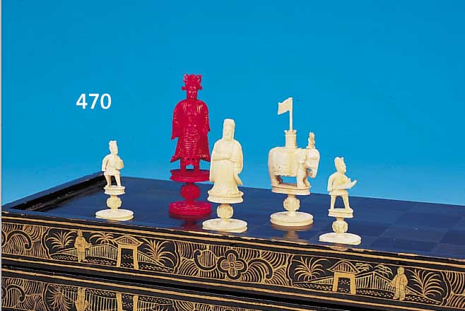 SCHACHSPIEL, CHINA, MACAO, UM 1860/70, ELFENBEIN GESCHNITZT, BAUER 6 CM, KöNIG 10 CM,SEHR SCHöN PLASTISCH GEARBEITETE FIGUREN, ROTER ...