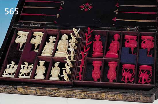 SCHACHSPIEL, CHINA, UM 1870, ELFENBEIN MIT LACKKASTEN, KöNIG 9 CM, BAUER 4 CM, AUFWENDIG GESCHNITZTE FIGUREN, ...
