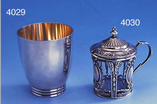 SENFTöPFCHEN, FRANKREICH, UM 1870/80, 950ER SILBER, KLASSIZITSICHER DEKOR MIT SCHLEIFEN, GIRLANDEN UND ROSEN, KARTUSCHEN FüRMONOGR. ...