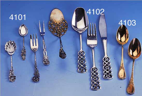 6 KAFFEELöFFEL, EMILE PUIFORCAT, FRANKREICHUM 1890, 950ER SILBER VERGOLDET, KLASSIZIST. DEKOR MIT PERLLEISTEN UND SCHLEIFEN, GROßE ...
