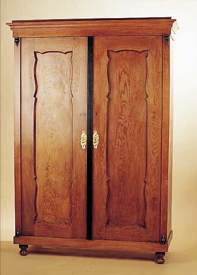 SCHRANK, CA. 1870, EICHE MASSIV, VERTIEFTE FüLLUNGEN, ZWEITüRIG, OHNE SCHLüSSEL, BESCHLä-GE SEK., EINLEGEBöDEN FEHLEN, M.: 184X128X52 CM, ...