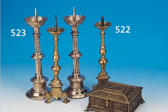 DECKELDOSE, UM 1930, REICH VERZIERTER MESSINGGUß, 9 X 20 X 17 CM, MIT MITTELALTERLICHEN SZENERIEN DEKORIERT, ...
