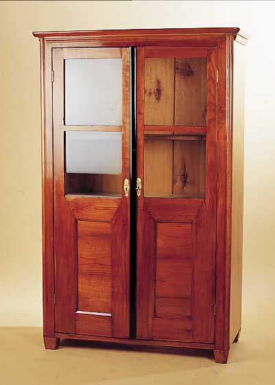 GLASSCHRANK, CA. 1880, KIRSCHHOLZ, ZWEITü- RIG, TüREN VERäNDERT, 3 EINLEGEBöDEN, WURMBE- FALL AN DER RüCKWAND, M.: 154X98X46 CM, AL- TERSSCH.