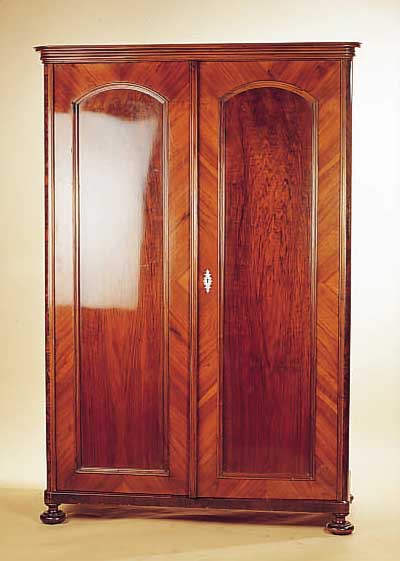 ZWEITüRIGER SCHRANK, CA. 1880/90, NUßBAUM FURNIERT, ZERLEGBAR, SEITLICH IM ECKBEREICH MIT WURZELHOLZ QUERFURNIERT, GUTER ORIG. ER- ...