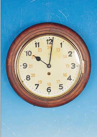 WANDUHR, PFEILKREUZ, UM 1900, RUNDER PROFI- LIERTER HOLZRAHMEN, RESTAURIERT UND Z.T. ER- GäNZT, GLASDECKEL, SKEL. MESSINGPLATINENWERK, HAKENGANG, ...