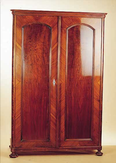 ZWEITüRIGER SCHRANK, CA. 1880/90, NUßBAUM FURNIERT, ZERLEGBAR, SEITLICH IM ECKBEREICH MIT WURZELHOLZ QUERFURNIERT, GUTER ORIGINALER ...