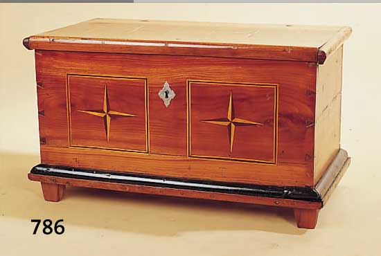 KLEINE TRUHE, CA. 1850, KIRSCHHOLZ MASSIV, ALLSEITIG GERAHMTE STERNINTARSIEN, ALTES SCHLOß, JEDOCH OHNE SCHLüSSEL, WURMBEFALL, M.:47X79X45 ...