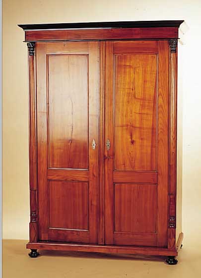 ZWEITüRIGER SCHRANK, CA. 1870, KIRSCHHOLZ MASSIV, ZERLEGBAR, REST. MIT ERGäNZUNGEN, OHNE EINLEGEBöDEN UND SCHLüSSEL, RESTE ALTEN ...