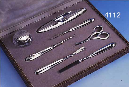 7-TEILIGES MANIKüRSET, DEUTSCH UM 1910, GRIFFE, SILBER, FACETTARTIG, GEBR.-TEILE STAHL, IN ALTEM ETUI