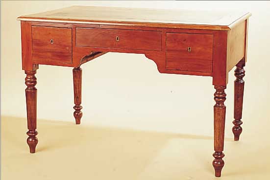 SCHREIBTISCH, UM 1900, NUßBAUMFURNIER UND BUCHE, LEDERPLATTE, MAHAGONIFARBEN, BEINE BUCHE ...