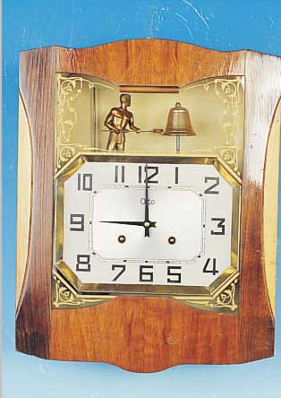 WANDUHR MIT AUTOMAT, UHRENFABRIK ODO, MOREZ (JURA), UM 1930, HOLZGEHäUSE VERGLAST, VER- SILBERTES ZIFFERBLATT, SKEL. MESSINGPLATINEN- WERK, ...
