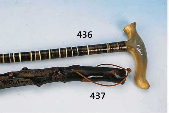 SPAZIERSTOCK, DEUTSCH, UM 1900, HORNGRIFF, MIT VIELEN HORNPLÄTTCHEN, L. CA. 90 CM, L. ALTERSSCH.
