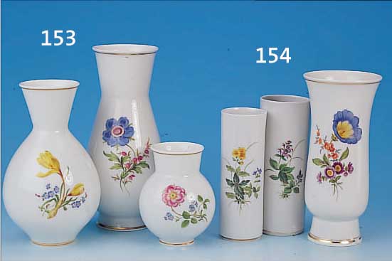 KONVOLUT DREI VASEN, MEISSEN, 1 X 2. WAHL, 60ER JAHRE, PORZELLAN, BLUMENDEKOR, H. 16/17/20.5 CM, 1 X AM FUß 2 X BESTOßEN