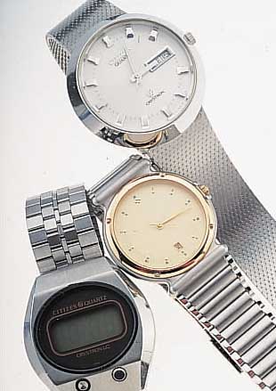 KONVOLUT: 5 QUARTZUHREN JAPANISCHE PRODUKTION, 3X M. DIGITALER LCD-ANZ., MULTIFKT. (ALARM,CHRONO, ETC.), DAVON 2X CITIZEN, 1X CASIO, UNGETR. ...