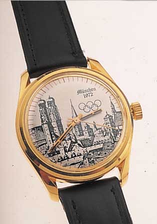 KONVOLUT: 3 MÜNCHEN 1972 HERRENARMBANDUHREN, HERAUSGEGEBEN ANL. DER OLYMPIADE GLEICHEN JAHRES, ZIFFERBL. M. DARST. DER STADTSILHOU- ETTE, ...