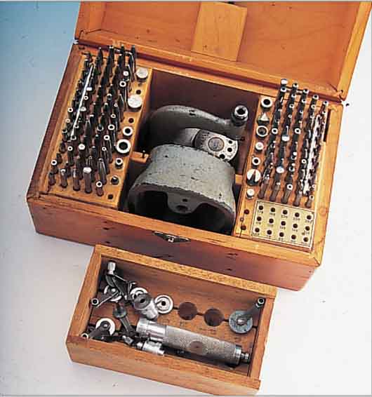 KONVOLUT: UHRMACHERWERKZEUG, 1X TRIEBNIET- MASCHINE M. GR. PUNZENSATZ, BOLEY, GEBRAUCHT, UM 1950, 1X FEDERWINDER FüR GR. ARMBANDUHREN U. ...