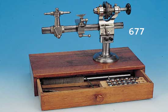 UHRMACHER-DREHMASCHINE, LORCH & SCHMIDT U. CO,DEUTSCH, UM 1940, AUF NUSSBAUMSOCKEL MIT LADE MONTIERT, 2 WANGEN 25 + 28 CM, SPINDEL- STOCK MIT ...