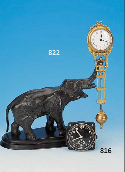 SCHWINGPENDELUHR (MYSTERIEUSE), JUNGHANS, UM 1910, ELEFANT AUS BRüNIERTER BRONZE AUF HOLZSOCKEL, HäLT MIT RüSSEL DIE HIN- UND HER- ...