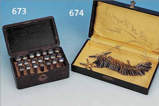 KONVOLUT VON 50 STüCK ALTEN TASCHENUHR-SCHLüSSELN IM ETUI, GRöSSE 1 BIS 11, SORTIERT, STAHL U. MESSING, DAZU 1 STERN- ...
