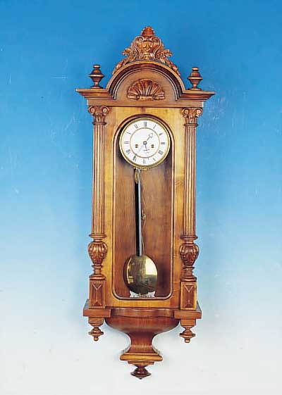 WANDUHR, WOHL WIEN, UM 1880, VERZIERTES U. GESCHNITZTES HOLZGEHäUSE, ORIGIN. BEKRöNUNG, GESCHNITZTE KAPITELLE U. BASEN, KANNELIERTE ...