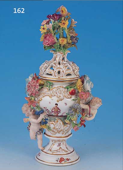 POTPORRI-VASE, MEISSEN, 2. WAHL, UM 1814, MARCOLINIZEIT, PORZELLAN, H. 29 CM, REICH APPLIZIERTER BLUMENDEKOR, VON ZWEI ...