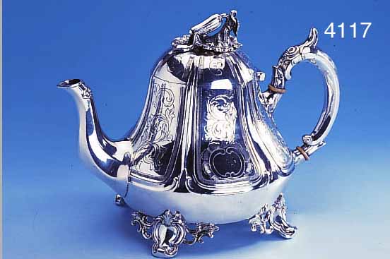 TEEKANNE, SHEFFIELD UM 1870, VERSILBERT, AUFWENDIGER BAROCKSTIL, ZISELIERT, DäMMRINGE ELFENBEIN, VOLLPLAST. DECKELBEKRöNUNG IN FORM EINES ...